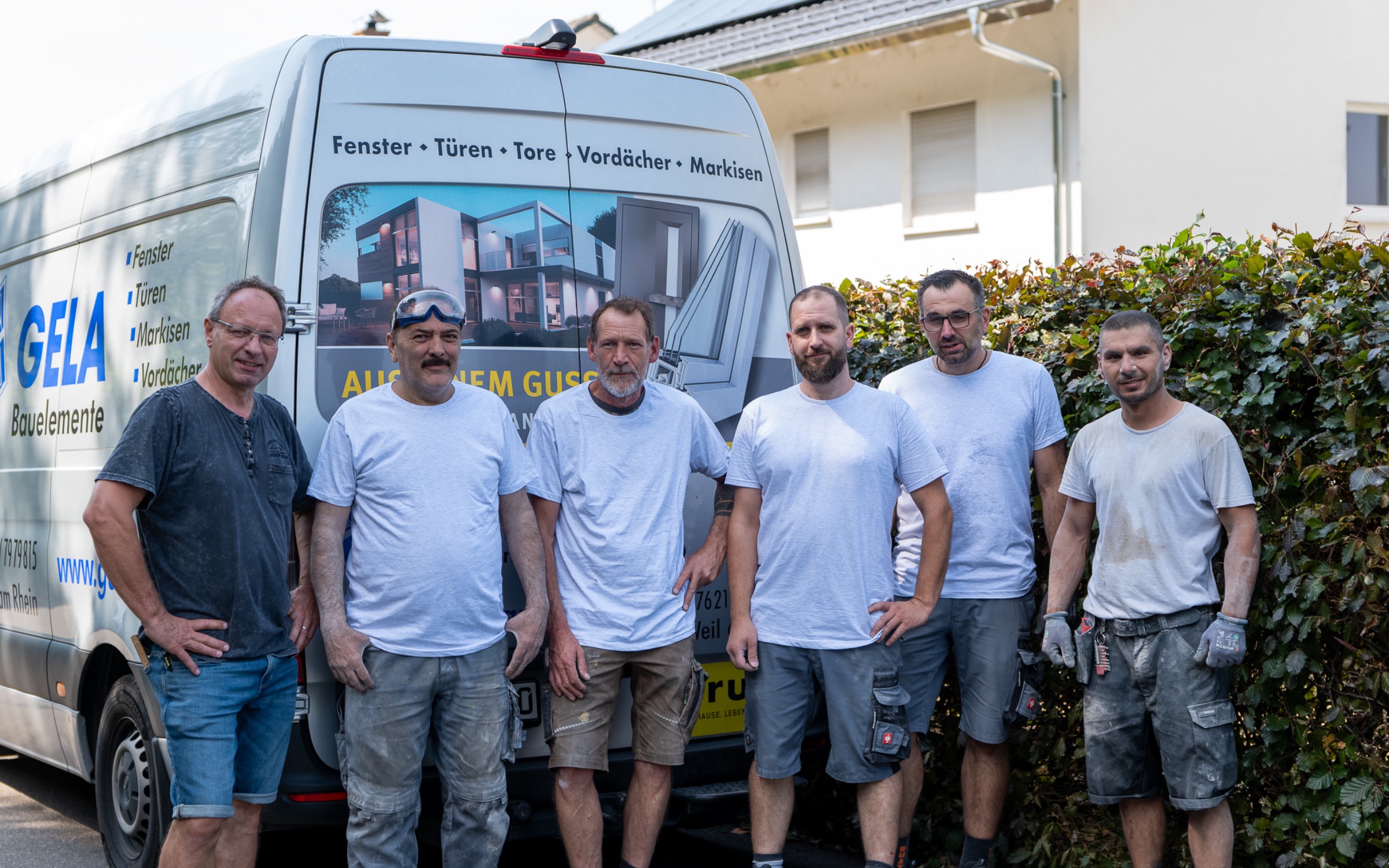 Team von GELA Bauelemente vor dem Firmengebäude