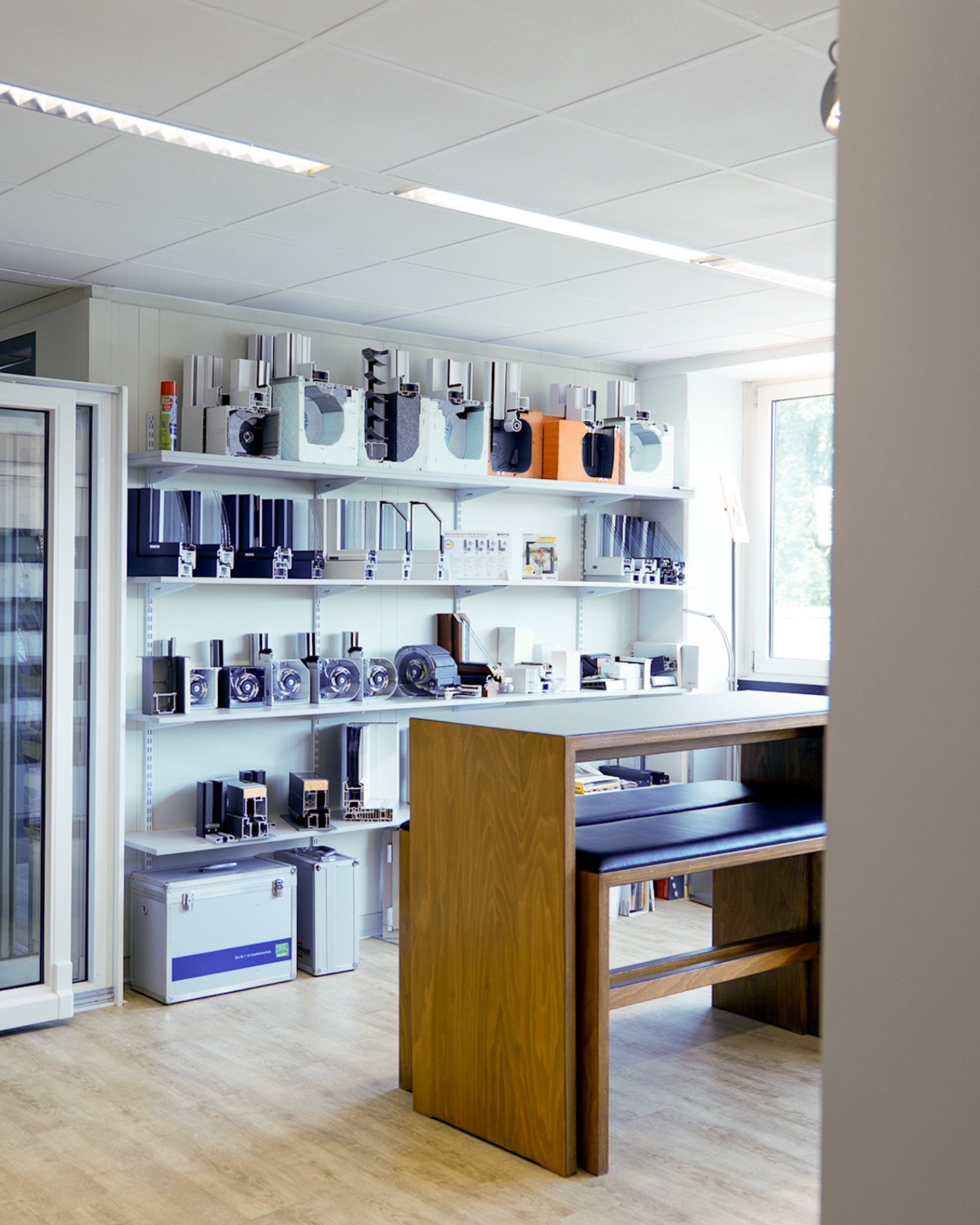 Beratung an der Theke im GELA-Showroom